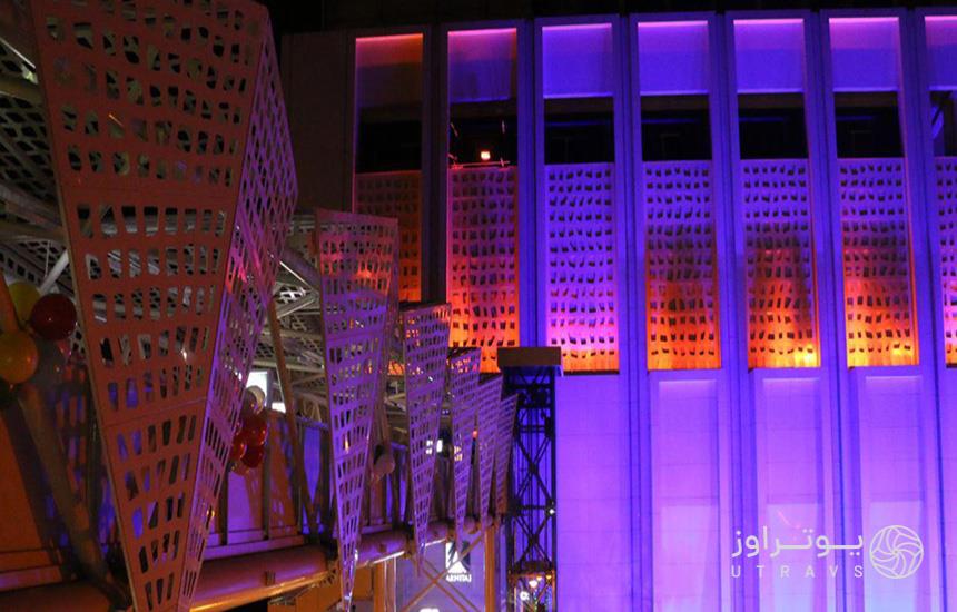پل عابر پیاده برج آرمیتاژ گلشن که سازه‌ای فلزی سفیدرنگی‌ست با تزیین اجسام مشبک مثلث‌شکل روی پل.